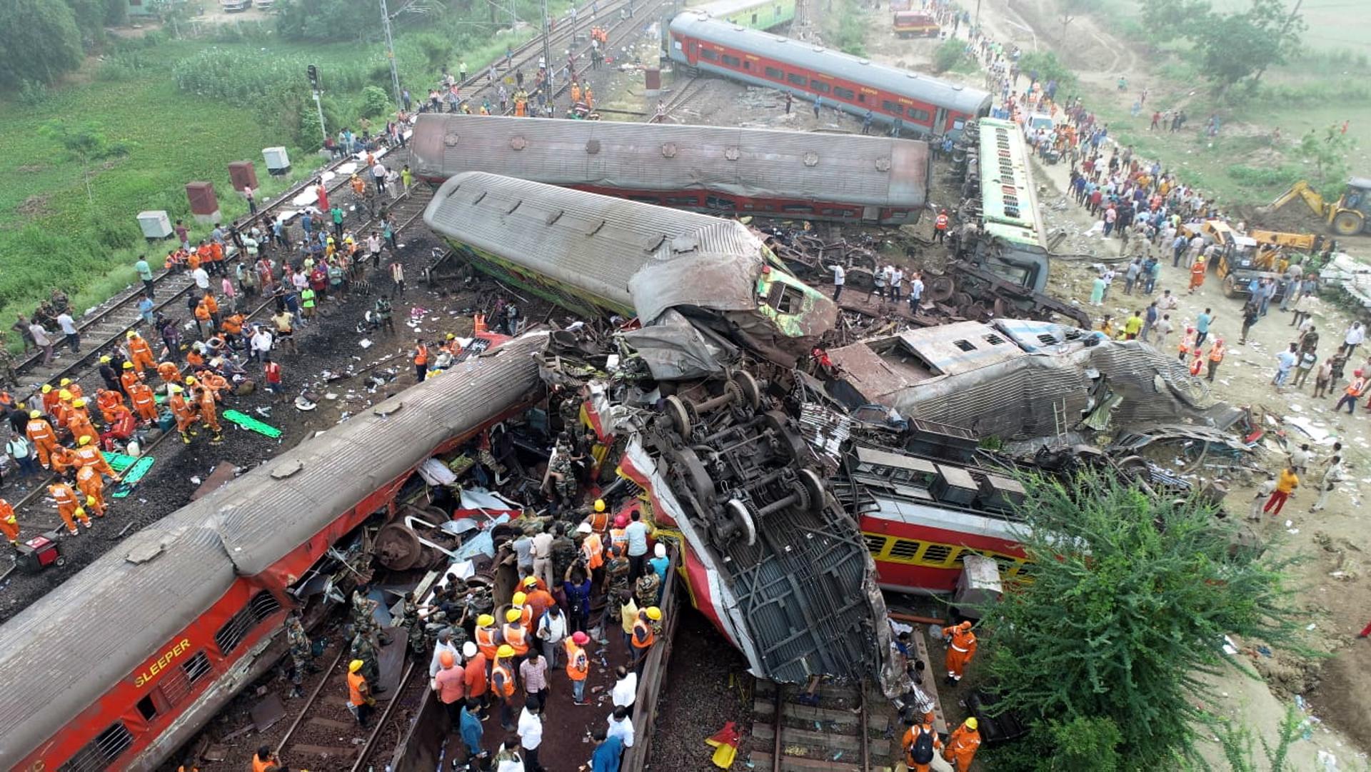 Sube a 261 el número de muertos en accidente de trenes en la India
