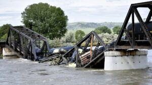 Alerta tóxica tras la caída de un tren a un río en EE.UU.