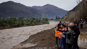 Chile decreta estado de catástrofe en varias regiones por inundaciones y desborde de ríos