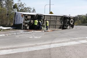 Acusan a conductor de autobús por la muerte de diez pasajeros en un accidente en Australia