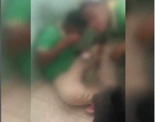 Circula video en el que se ven estudiantes inhalando sustancia prohibida