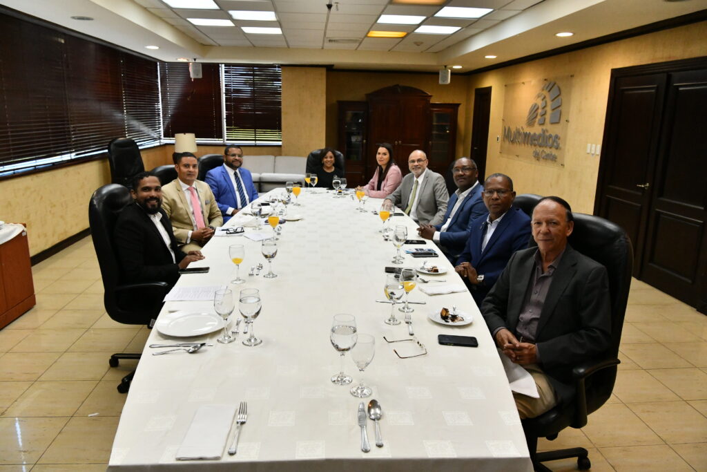 Los anfitriones de elCaribe y CDN y los invitados del Codia compartieron un almuerzo. - DPolanco