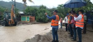 Obras Públicas envia equipos y personal para resolver daños dejados por lluvias en el Sur 