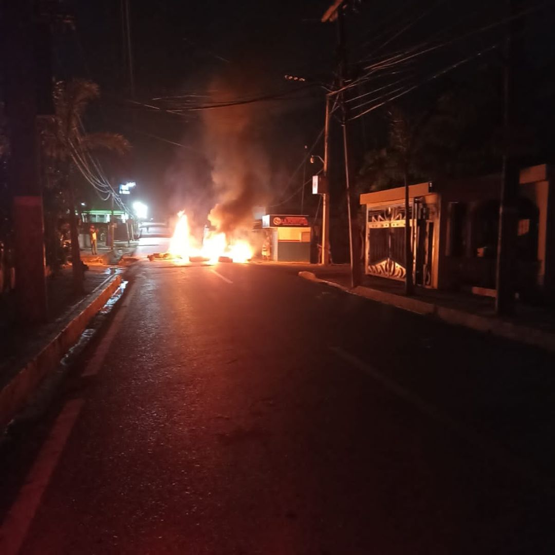 Moradores del municipio El Valle realizan protestas tras tres días sin energía eléctrica