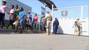 Comerciantes haitianos desafían la violencia y cruzan al mercado de Dajabón 
