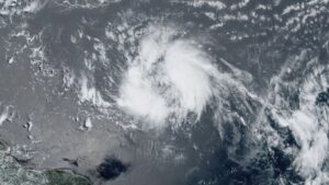 Clausuran escuelas y aeropuertos en islas caribeñas ante llegada de tormenta Bret 