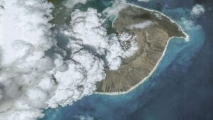La erupción en 2022 del volcán submarino Hunga Tonga agitó la atmósfera de todo el planeta