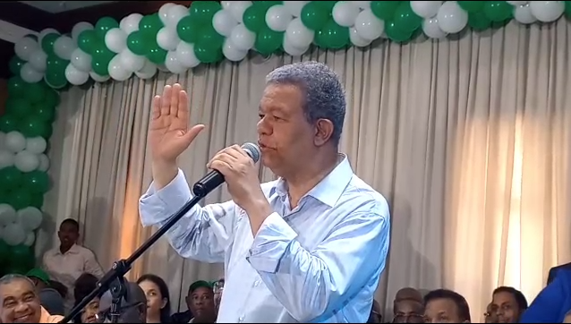 Leonel Fernández lidera juramentación masiva en San Cristóbal y la declara como "Zona Verde"