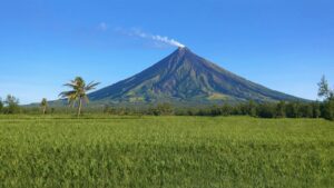 Más de 12,800 evacuados por el riesgo de erupción del volcán Mayón en Filipinas