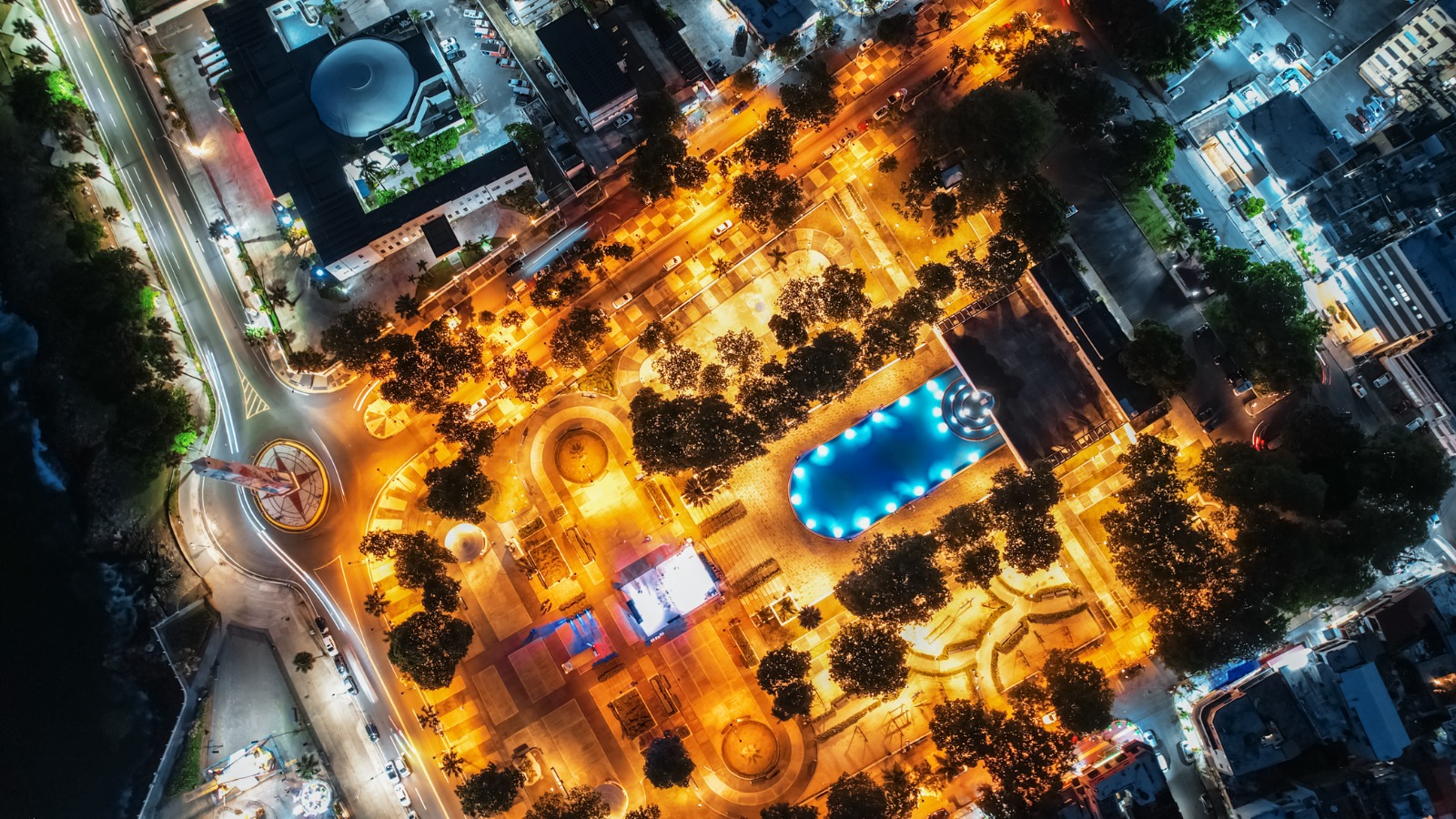 ADN y Azul iluminan el parque Eugenio María de Hostos