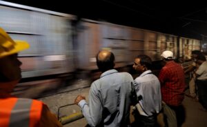 Restablecen la circulación de trenes en la zona del accidente con 275 muertos en la India