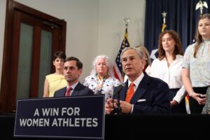 Texas prohíbe a las universitarias trans participar en deportes de mujeres

