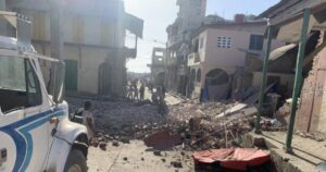 Unos tres muertos y varios heridos tras sismo en Haití