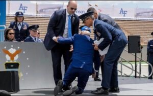 Biden se tropieza y cae al suelo durante una ceremonia en una academia militar