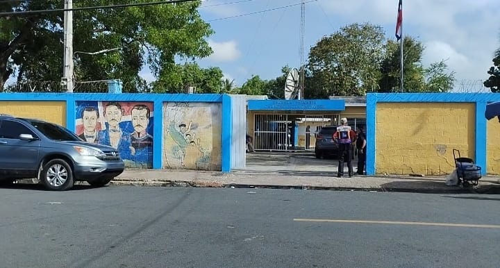 Desconocidos incendian dos aulas de escuela en Los Alcarrizos
