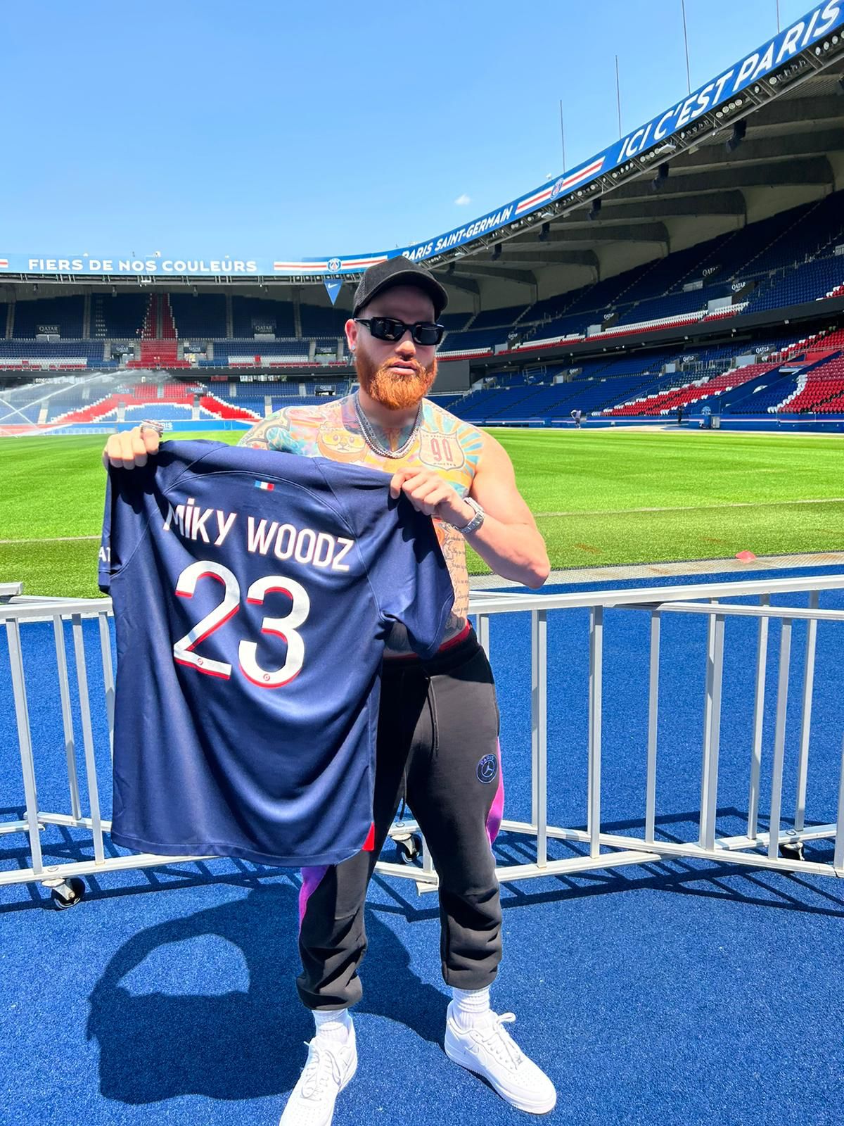 Miky Woodz llega al estadio Parc des Princes como invitado especial del PSG en Paris