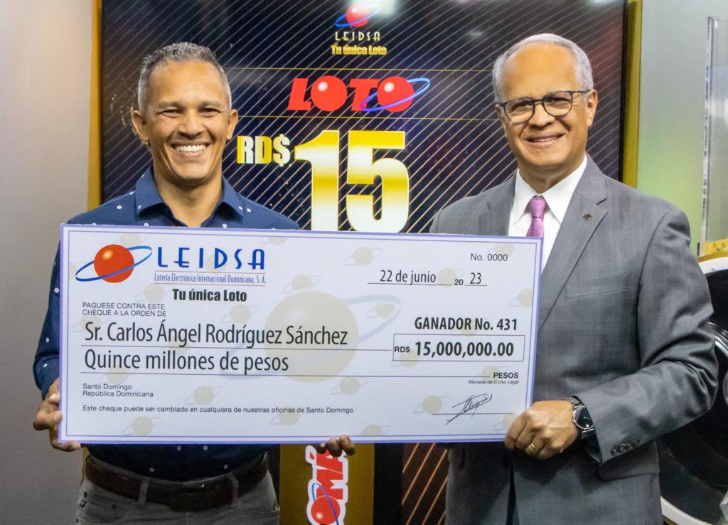 Operador de maquina pesada recibe su premio de RD$15 millones de Leidsa