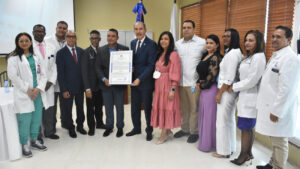MESCYT entrega certificación que acredita al Hospital Ney Arias Lora como centro universitario docente