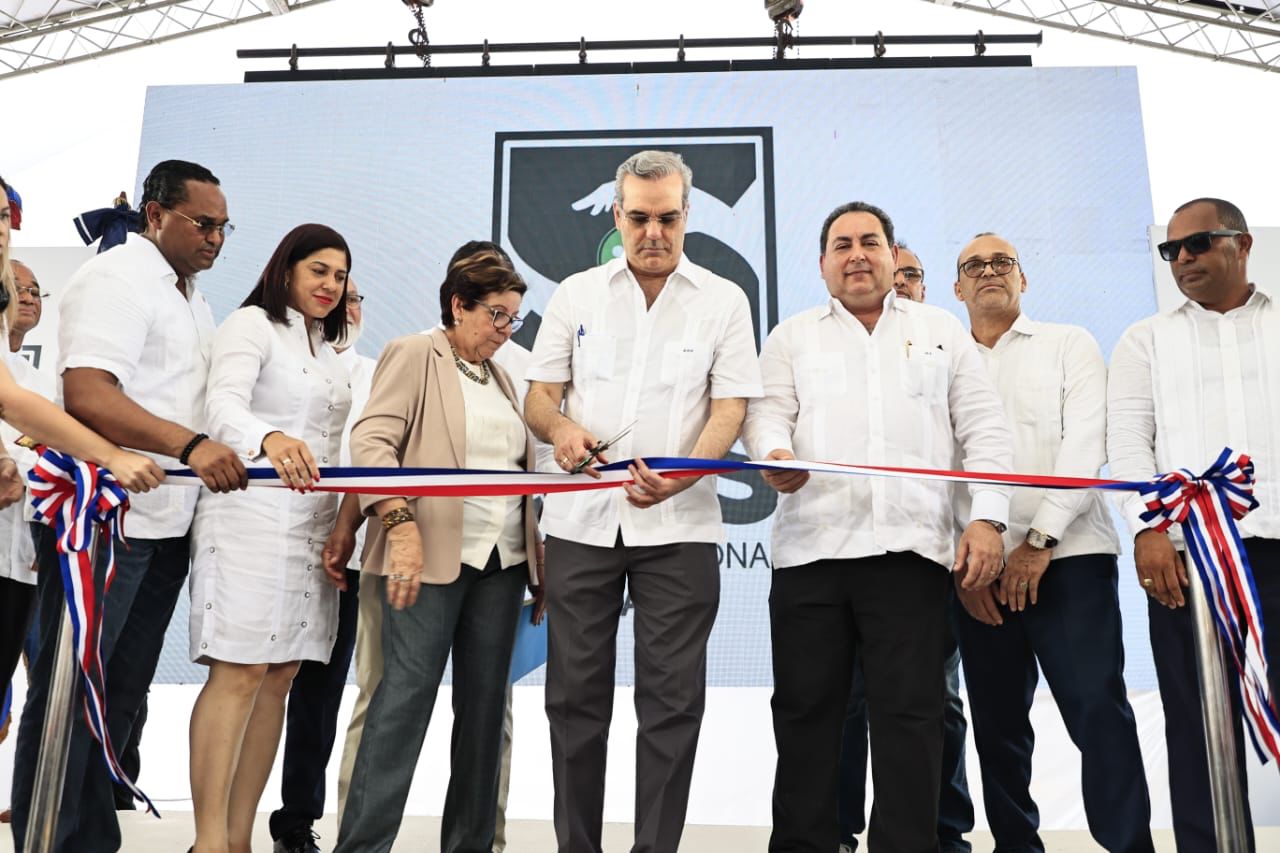 Presidente Abinader entrega remozado Hospital  Villa Tapia