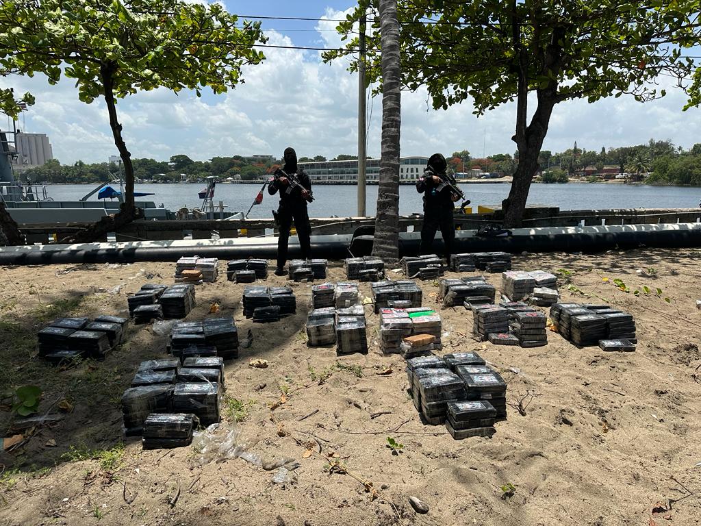 Autoridades confiscan 1.3 toneladas de cocaína; arrestan cuatro