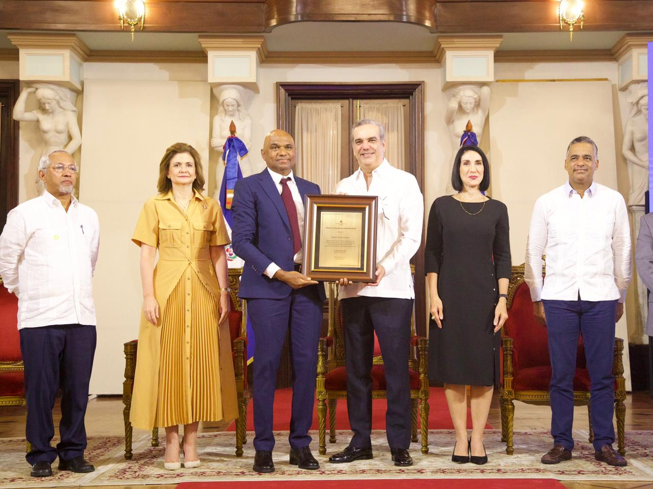 Abinader entrega Premio Excelencia Magisterial a cinco docentes