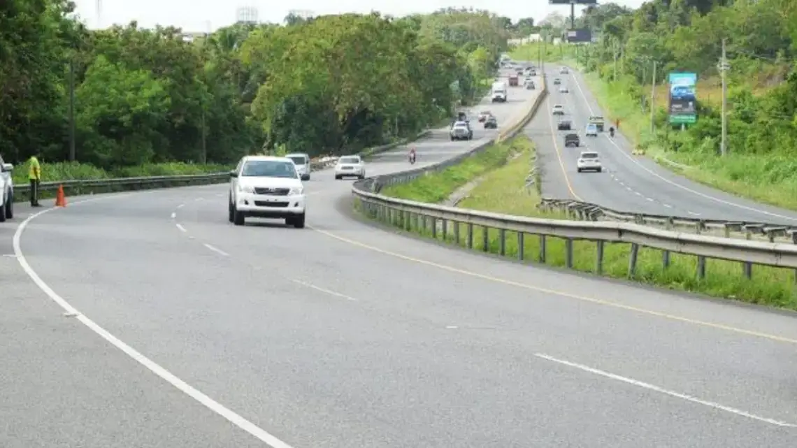 Hombre muere mientras orinaba en autopista Duarte
