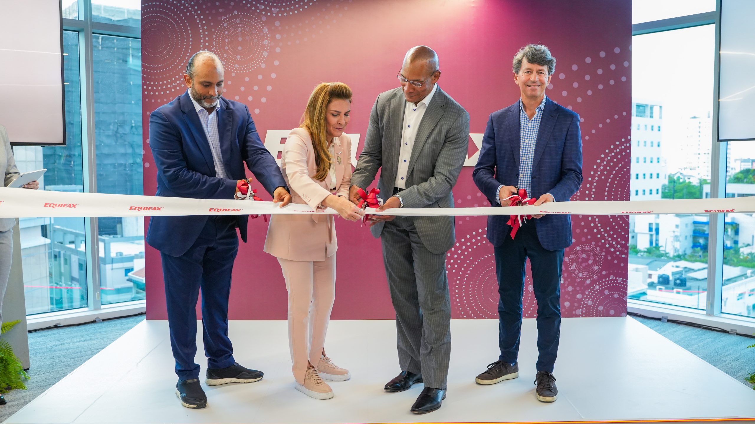 Equifax inaugura oﬁcina corporativa en el Roble Corporate Center