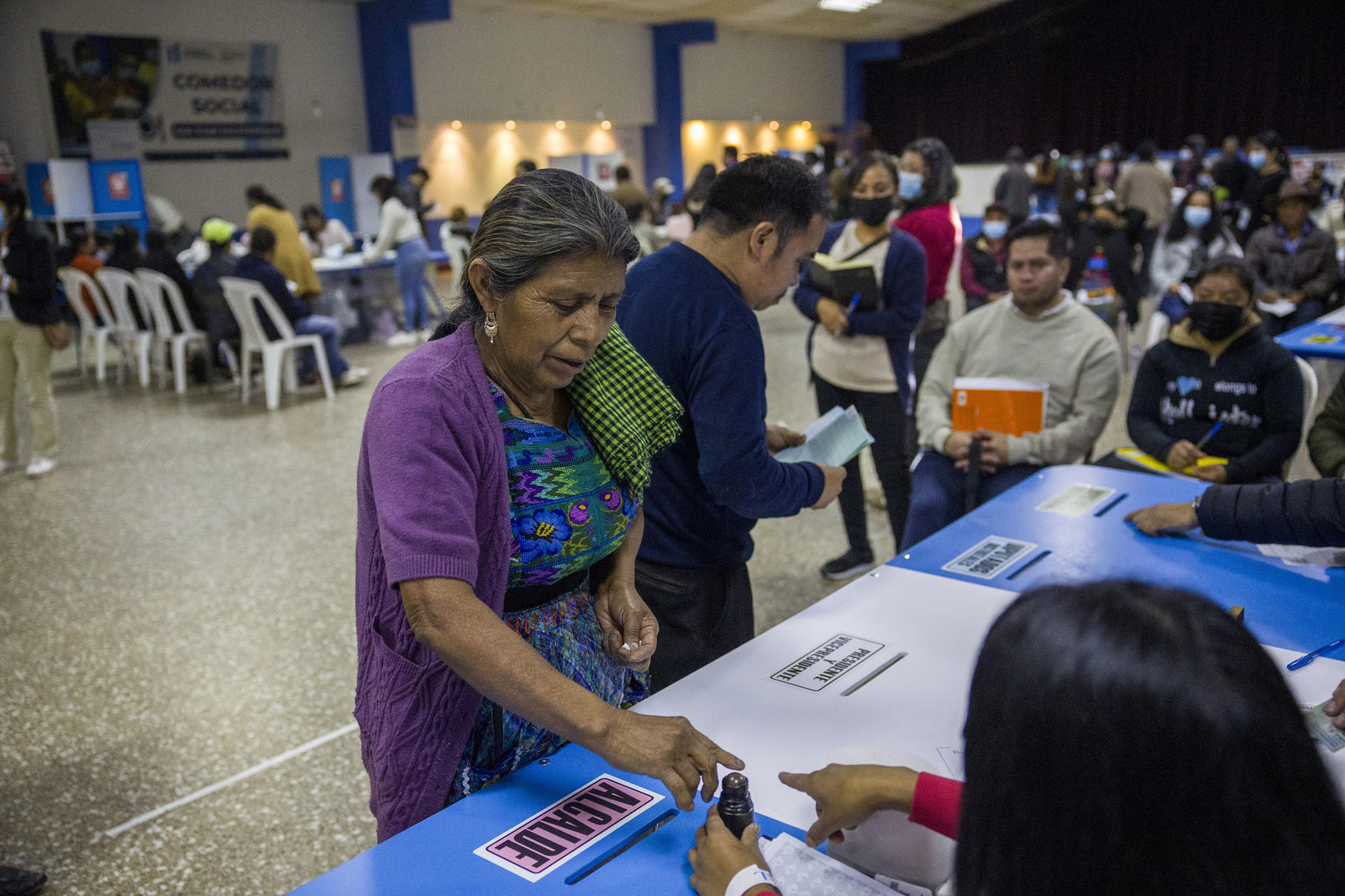 Centros de votación abren en Guatemala
