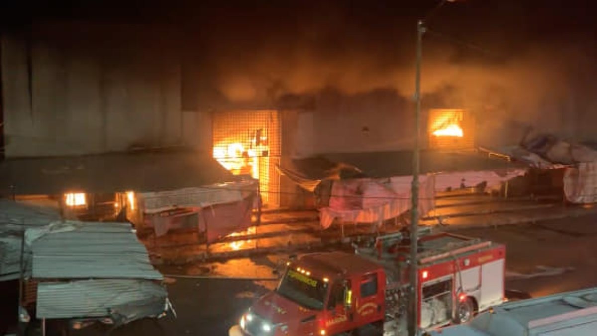 Fuerte explosión en Mercado Central de Acapulco: más de 500 locales afectados
