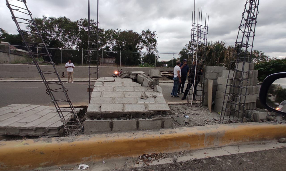 Destruyen garita hacía residencial por seguridad en Santiago