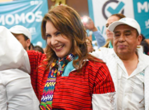 Hija del dictador Montt emite su voto en la Ciudad de Guatemala