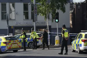 Tragedia en Nottingham: tres muertos y tres heridos tras ataque con camioneta