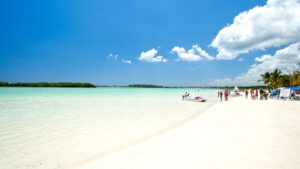 ¡Balneario de Boca Chica libre de Sargazo! invita al pleno disfrute de playa y arena