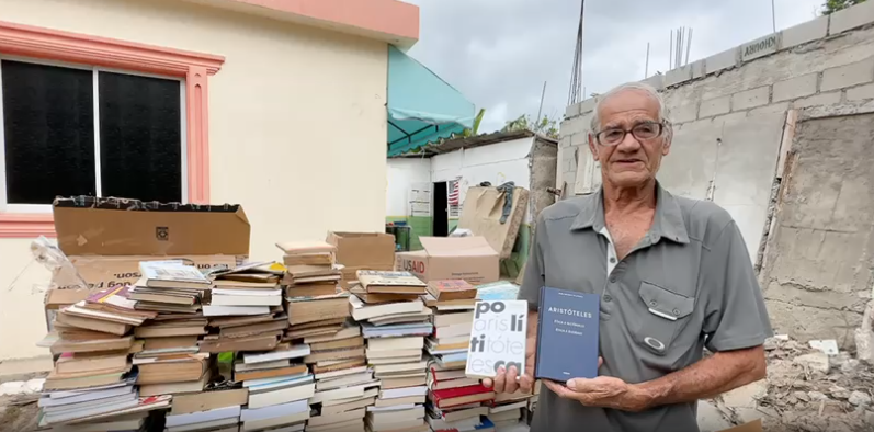 La Peña por un Mejor País realiza primera entrega de libros a residente de Padre Las Casas afectado por inundaciones