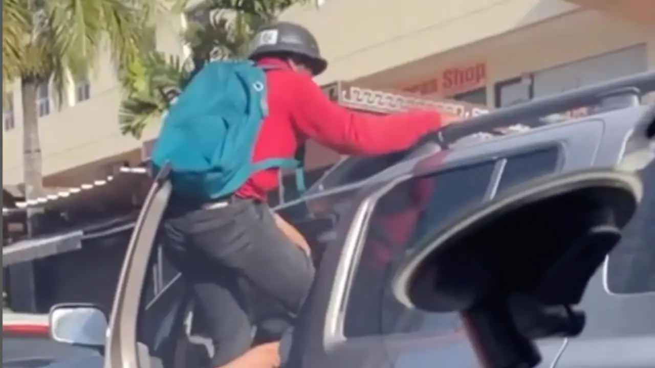 Motorista "invade" a conductor en yipeta tras presunto choque