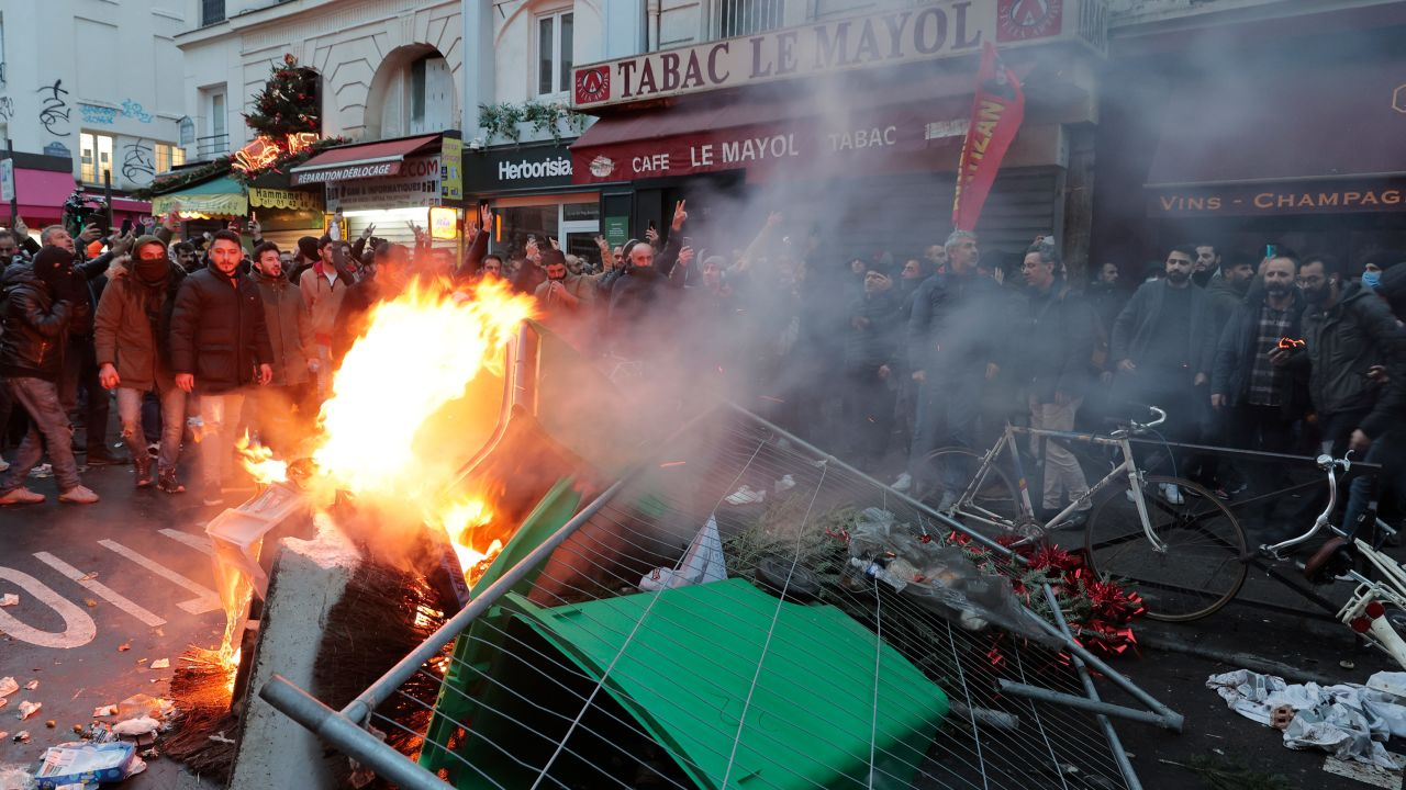 Investigan a policía tras matar a tiros a joven en París; realizan protestas 