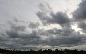 Clima: Cielo medio nublado y temperaturas calurosas en el país