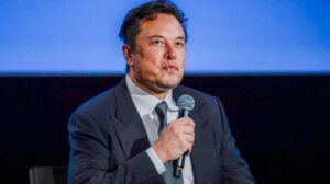 Elon Musk revela caída del 50% en ingresos publicitarios
