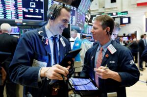 Wall Street acumula un alza de más del 2% en una semana de noticias positivas