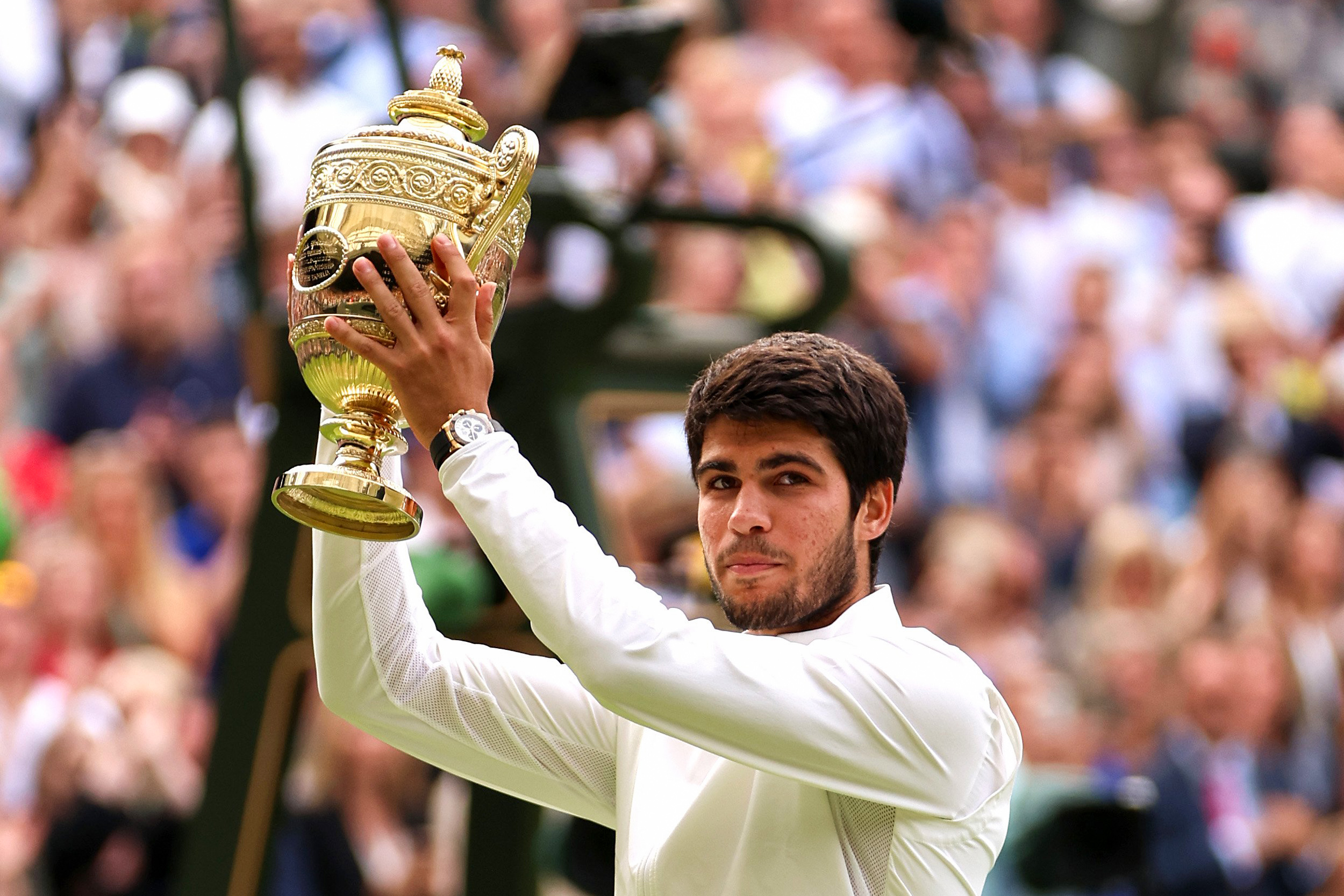 Carlos Alcaraz hace historia al vencer a Novak Djokovic y ganar su primer título de Wimbledon