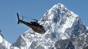 Cae helicóptero con cinco turistas mexicanos cerca del Everest
