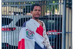 Hombre que portaba bandera dominicana ataca vehículos a pedradas en Evaristo Morales 
