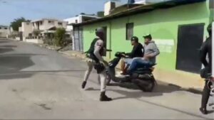 Video muestra el impactante momento en que policías capturan dos atracadores