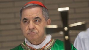 Fiscalía del Vaticano pidió cárcel para el cardenal Angelo Becciu por graves violaciones financieras