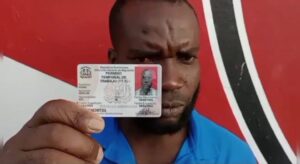 Haitiano denuncia extorsión y DGMsaqueo en su vivienda por agentes de Migración en Monte Plata
