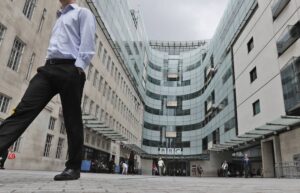 Policía británica dice que no hay pruebas de que presentador de BBC cometió delito 
