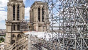Llegan a Notre Dame de París vigas de madera para la reconstrucción de la catedral