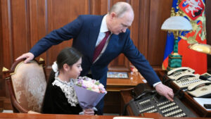 Putin prepara flores para niña que lloró por no verlo en su ciudad