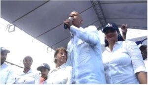 Tito Castillo jura ante su madre y sus hijos que trabajará con transparencia si gana Alcaldía de Hato Mayor