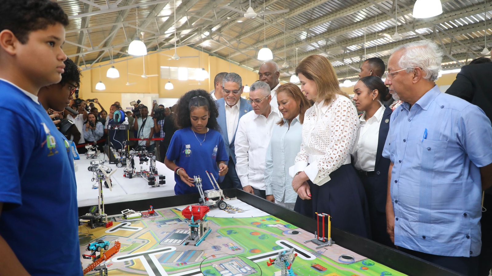 Vicepresidenta Peña deja inaugurado campamento de Robótica Educativa 2023